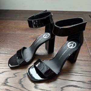 Wishbone Black Patent Leather Sandal